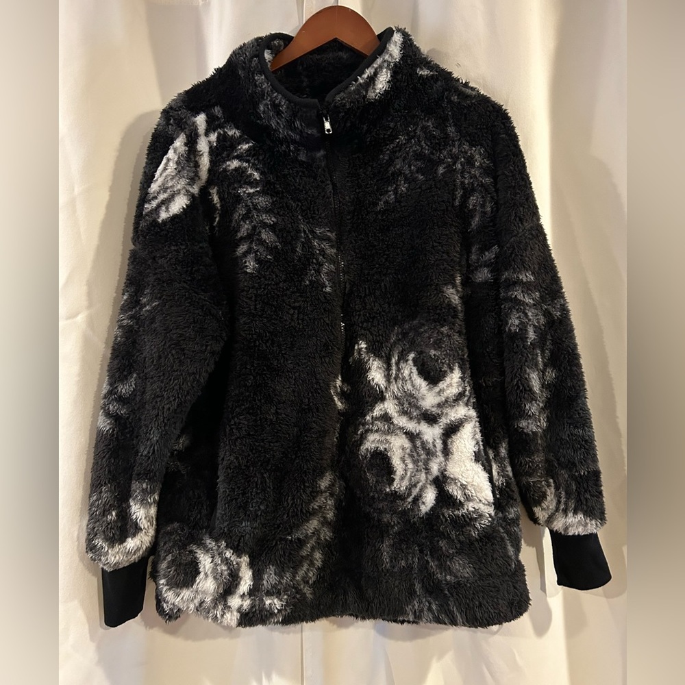 LulaRoe Women’s‎ Fleece Floral Jacket Size Small Black/White